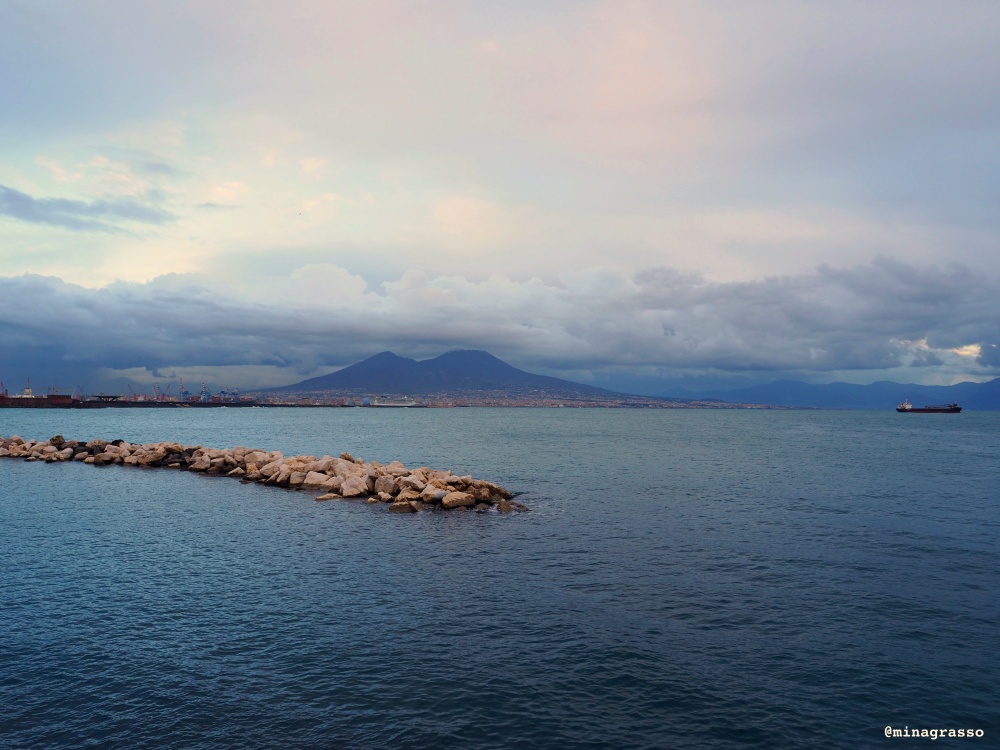 Il Vesuvio, vulcano partenopeo.