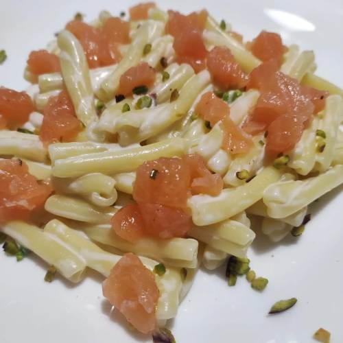 La Ricetta: Casarecce con Robiola, Granella di pistacchio e Tartare di Salmone marinato